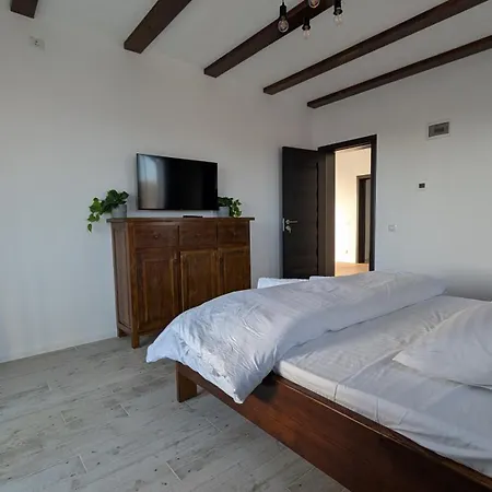 Villa Conacu' Lacului Brebu